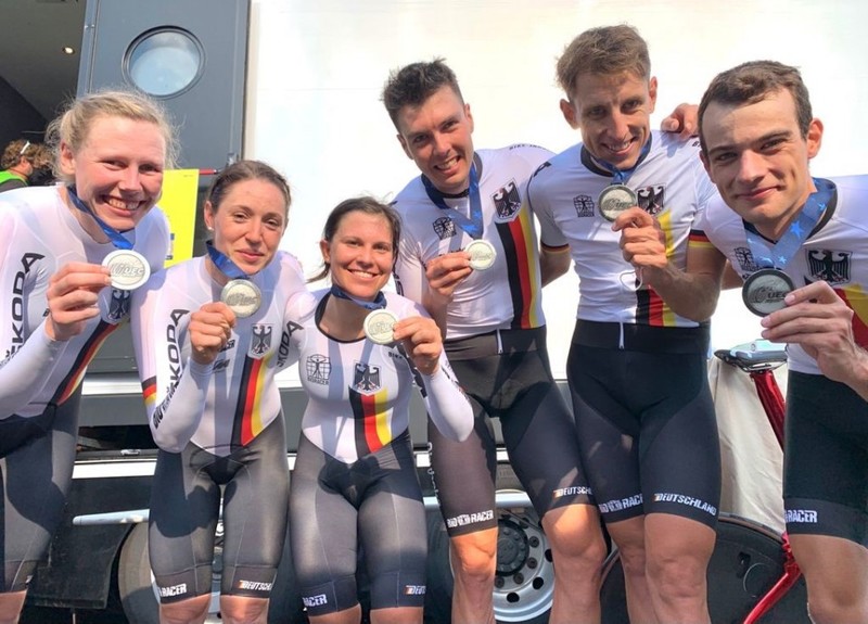 Mieke Kröger, Tanja Erath, Corinna Lechner, Max Walscheid, Justin Wolf und Miguel Heidemann (v. li.) freuen sich über ihre Silbermedaille. Foto: BDR