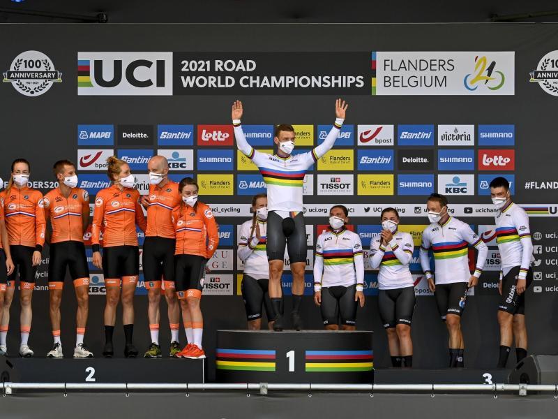            Tony Martin (M) holte zum Abschluss seiner erfolgreichen Radsport-Karriere noch einmal Gold bei der WM. Foto: David Stockman/BELGA/dpa         