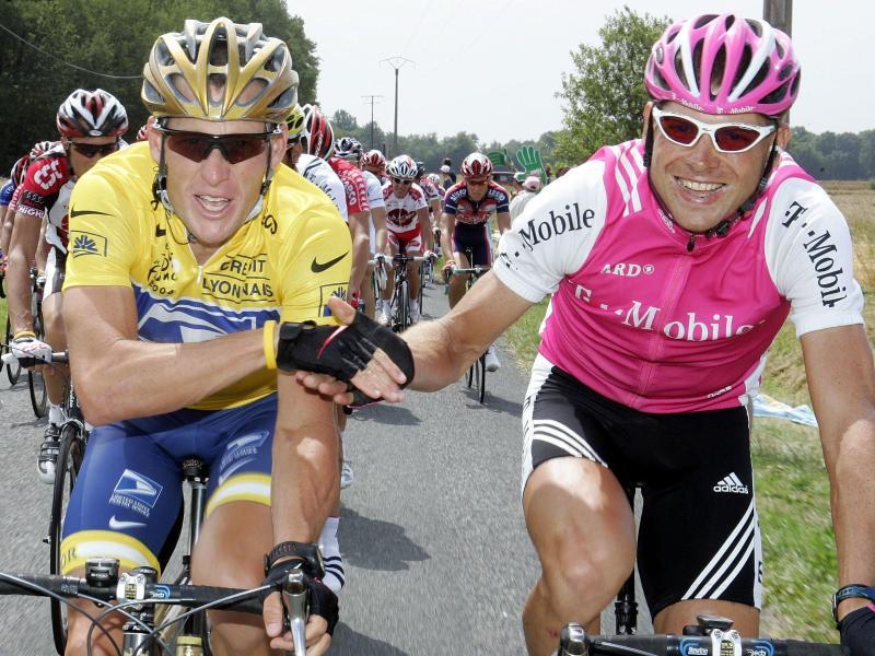            Einst Rivalen auf dem Rad, heute Freunde: Lance Armstrong (l) und Jan Ullrich. Foto: Gero Breloer/dpa         