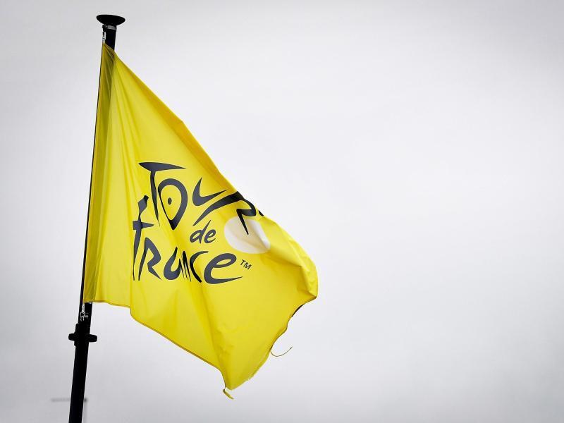 Eine Fahne mit dem Logo der Tour de France weht im Wind. Foto: David Stockman/BELGA/dpa/Archivbild