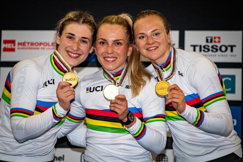 Pauline Grabosch, Emma Hinze und Lea Sophie Friedrich (v. li.) sind Weltmeisterinnen im Teamsprint. Foto: Arne Mill
