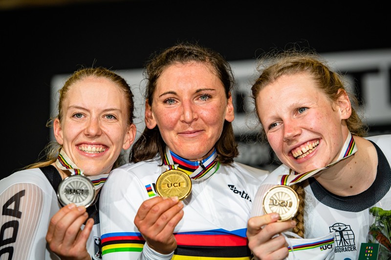 Franziska Brauße, Lisa Brennauer und Mieke Kröger (v. li.) präsentieren stolz ihre Medaillen. Foto: Arne Mill