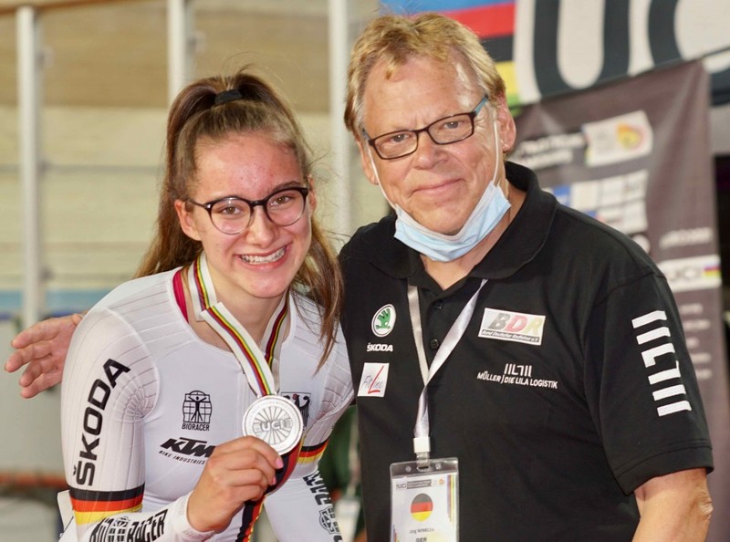 Jörg Winkler mit Clara Schneider, die er bei der Junioren-WM in Kairo zu drei Silbermedaillen führte. Foto: Frank Mölders