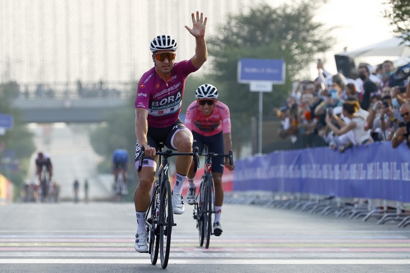Peter Sagan siegte in Dubai vor Egan Bernal. Foto: RCS Sport/BettiniPhoto