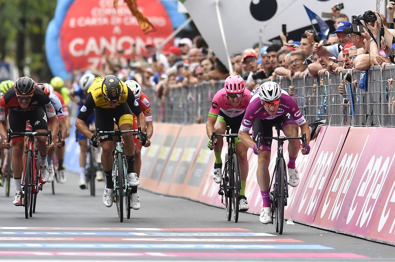 Elia Viviani (re.) will beim Giro d'Italia 2022 wieder um die Etappensiege sprinten. Foto: RCS Sport