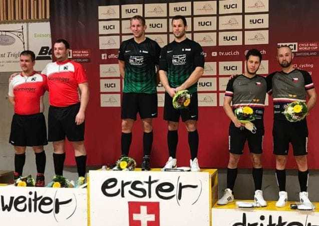 RV Obernfeld (Mitte) gewann den Radball-Weltcup in Altdorf vor RMC Stein 2 (li.) und MO Svitavka. Foto: facebook.com/stahlross.obernfeld/