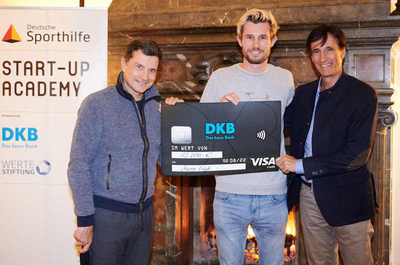 Mario Vogt (Mitte) erhielt 12.000 Euro Gründerprämie für sein «Sportsharing-Network». Foto: picture alliance für Deutsche Sporthilfe