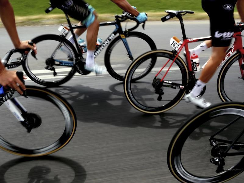 Bald können wahrscheinlich nur noch geimpfte Radsportler an Rennen in Frankreich teilnehmen. Foto: Archiv/Thibault Camus/AP