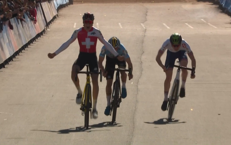 Jan Christen siegte im Sprint vor Aaron Dockx und Nathan Smith. Foto: UCI