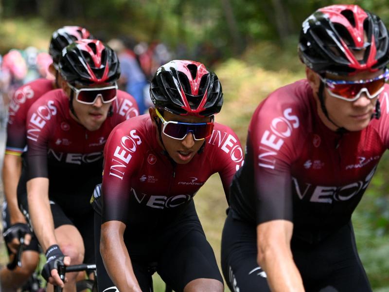            Pawel Siwakow (l) fährt an dritter Stelle hinter seinen Teamkollegen Egan Bernal (m) und Christopher Froome vom Team Ineos. Foto: Anne-Christine Poujoulat/AFP/dpa         