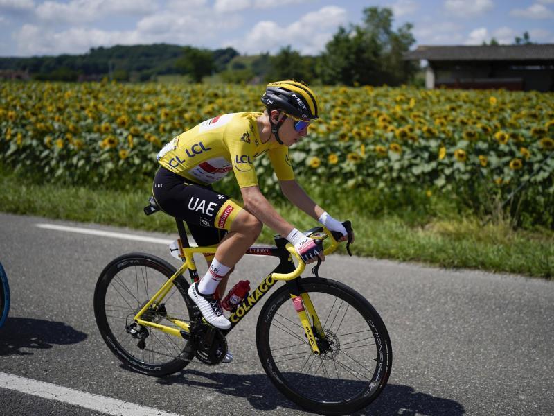 Tadej Pogacar will dieses Jahr wieder ums Gelbe Trikot bei der Tour de France fahren. Foto: Archiv/Daniel Cole/AP/dpa 
