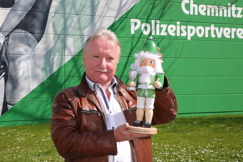 CPSV-Präsident Volker Lange präsentiert den Pokal der 42. Erzgebirgsrundfahrt. Foto: Katja Lippmann-Wagner/CPSV