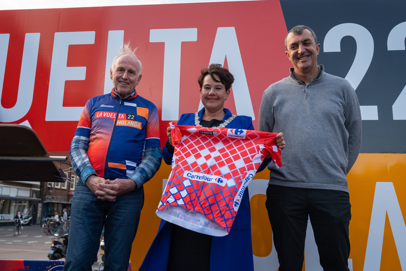 Joop Zoetemelk, Sharon Dijksma und Javier Guillén (v. li.) präsentieren das Führungstrikot für die niederländischen Etappen der Vuelta a España 2022. Foto: Michiel Maas