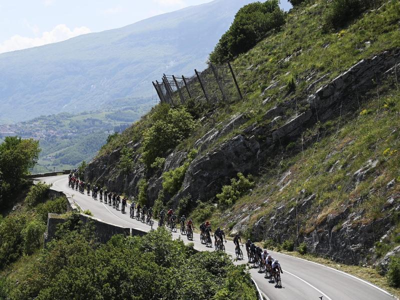 Das Giro-Fahrerfeld auf der 9. Etappe. Foto: Ferrari Fabio/LaPresse via ZUMA Press/dpa         