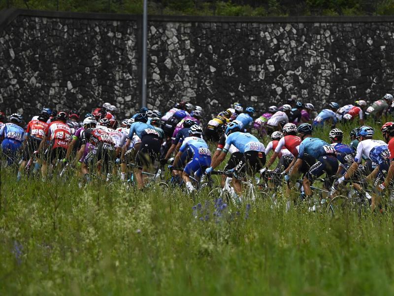            Für die Fahrer der Giro d?Italia ging es 202,00 Kilometer von Salò nach Aprica. Foto: Fabio Ferrari/LaPresse/AP/dpa         