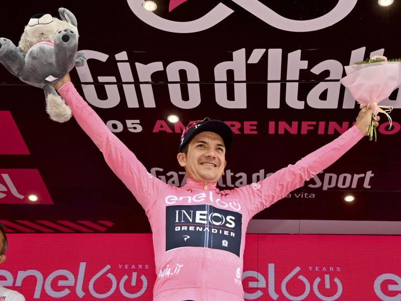 Richard Carapaz trägt das Rosa Trikot des Giro d'Italia. Foto: Massimo Paolone/LaPresse/AP/dpa 