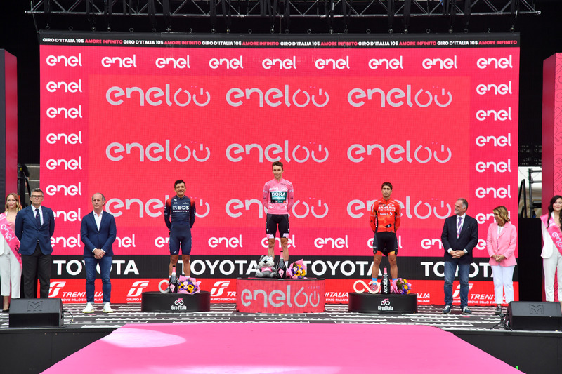 Richard Carapaz (li.) wurde Giro-Zweiter hinter Jai Hindley (Mitte) und vor Mikel landa. Foto: LaPresse