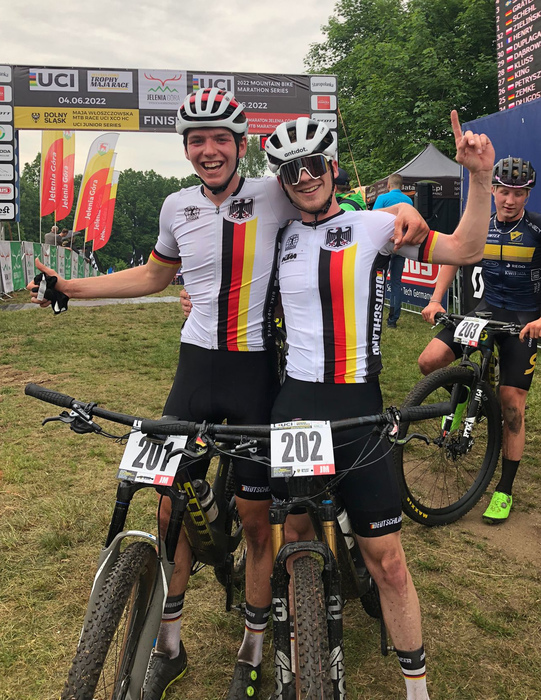 Paul Schehl (li.) und Lars Gräter freuen sich über ihre Plätze eins und zwei bei der UCI Junior Serien in Jelenia Góra. Foto: privat