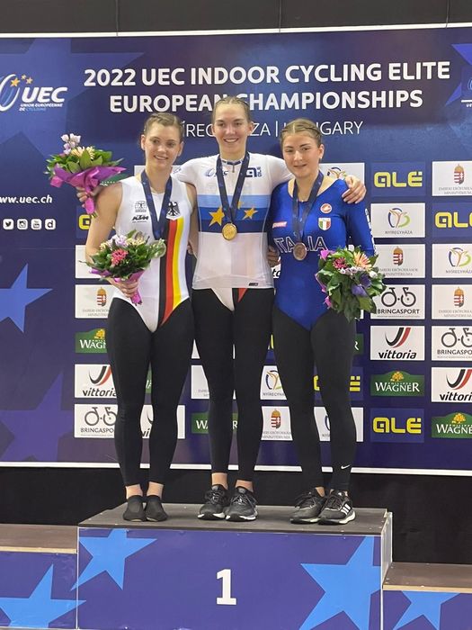 Bereits bei ihrer ersten Elite-EM gewann Jana Pfann (Mitte) Gold im 1er Kunstfahren der Frauen. Foto: BDR