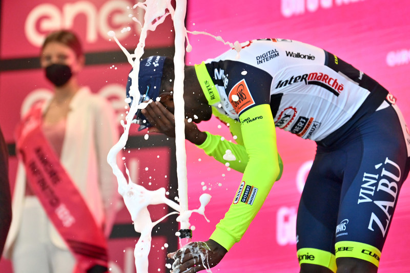 Biniam Girmay verletzte sich beim Giro mit einem Korken am Auge. Foto: LaPresse