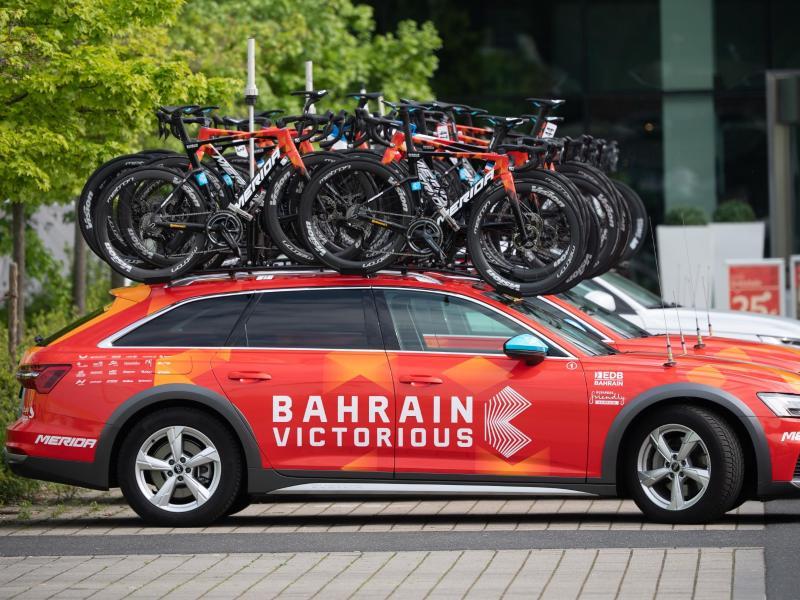           Im Umfeld des Teams Bahrain-Victorious gab es vor der Abreise zur Tour mehrere Hausdurchsuchungen. Foto: Sebastian Gollnow/dpa/Symbolbild         