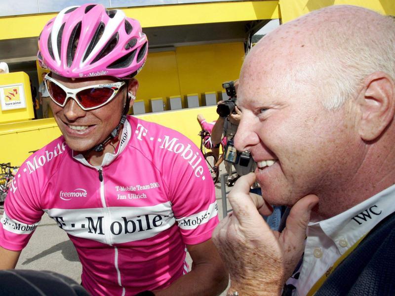            Rudy Pevenage (r) hofft, dass sich Ex-Radsportler Jan Ullrich wieder mehr in der Öffentlichkeit zeigt. Foto: Gero Breloer/dpa         