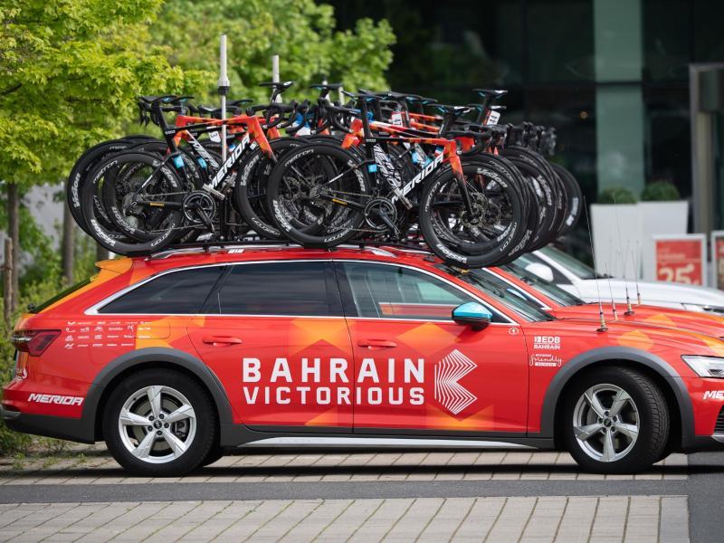 Beim Team Bahrain-Victorious gab es erneut eine Razzia. Foto: Sebastian Gollnow/dpa         
