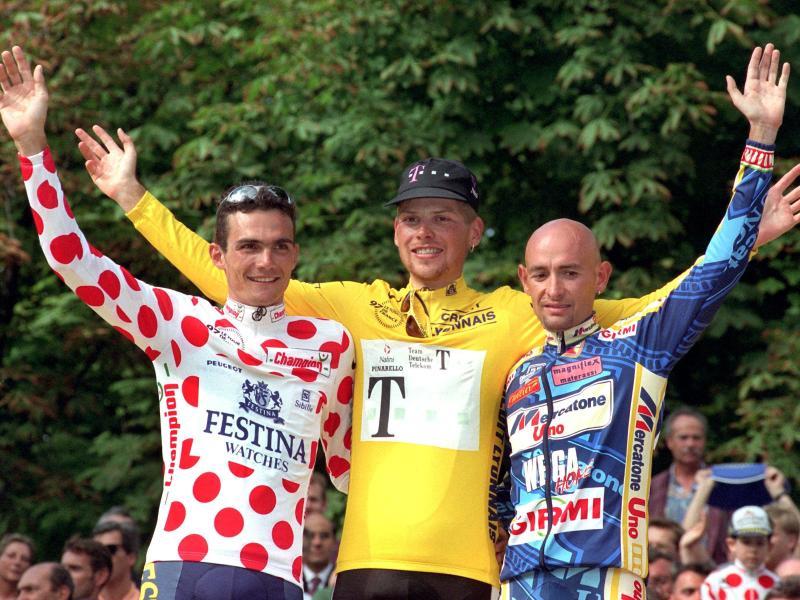            Die drei Besten der Tour de France 1997 nach der Siegerehrung in Paris: Gesamtsieger Jan Ullrich (M), der zweitplatzierte Franzose Richard Virenque (l) und der beste Bergfahrer, der Italiener Marco Pantani. Foto: Oliver Berg/dpa         