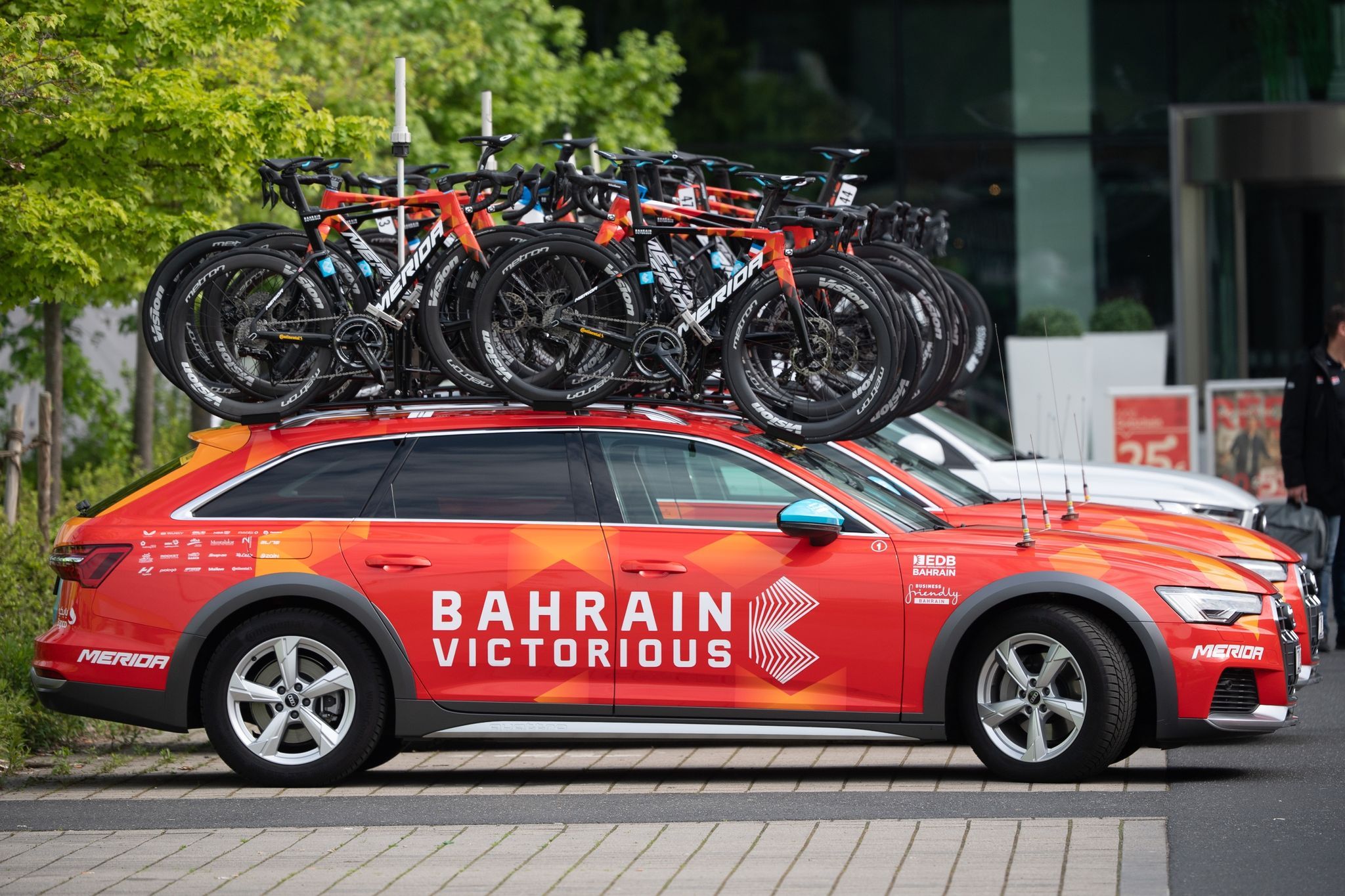 Beim Team Bahrain-Victorious gab es erneut eine Razzia. Foto: Sebastian Gollnow/dpa