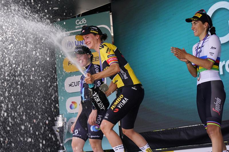 Marianne Vos (Mitte) gewann die zweite Etappe des Giro d'Italia Donne. Foto: Cor Vos/Jumbo-Visma