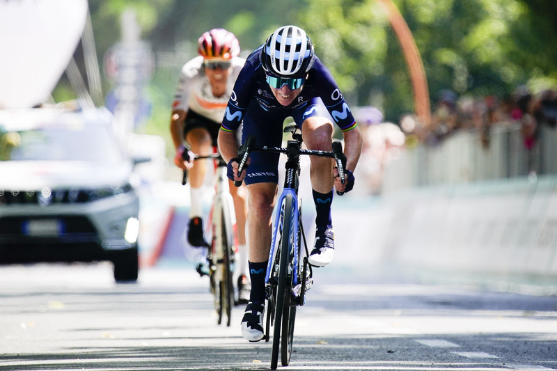 Annemiek van Vleuten spurtete auf der dritten Giro-Etappe ins Rosa Trikot. Foto: Sprintcycling/Movistar