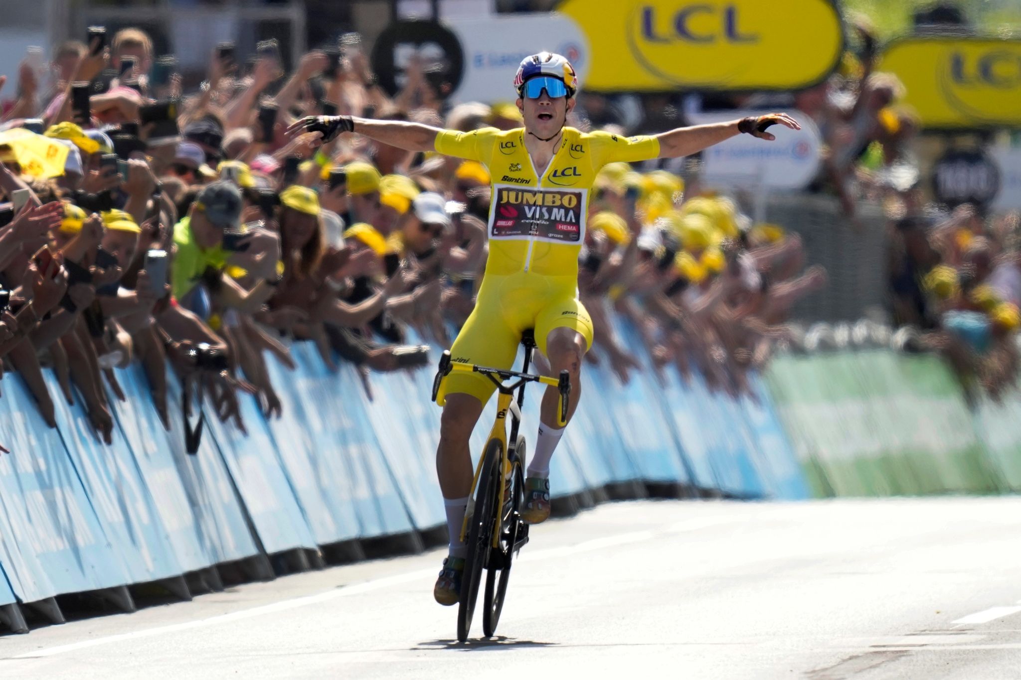 Der Belgier Wout Van Aert (M) vom Team Jumbo-Visma jubelt im Gelben Trikot über seinen Sieg auf der 4. Etappe. Foto: Thibault Camus/AP/dpa