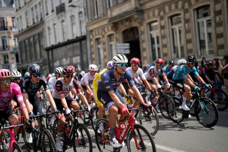 Das Peloton auf der Strecke der Tour de France. Foto: Thibault Camus/AP/dpa