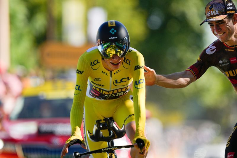 Jonas Vingegaard ließ sich das Gelbe Trikot im Zeitfahren nicht mehr nehmen. Foto: Thibault Camus/AP/dpa