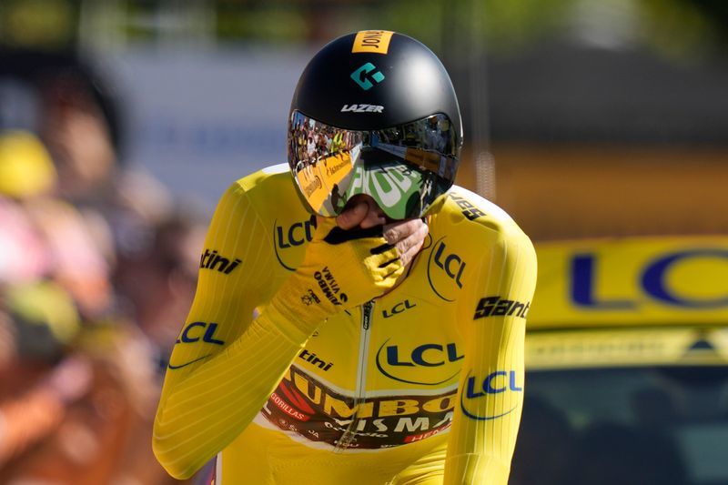 Jonas Vingegaard kann seinen Tour-Triumph noch gar nicht fasst. Foto: Thibault Camus/AP/dpa