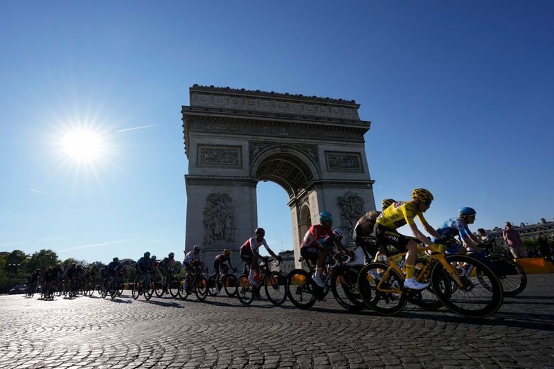 Die Tour de France erreichte gestern Paris. Foto: Thibault Camus/AP/dpa