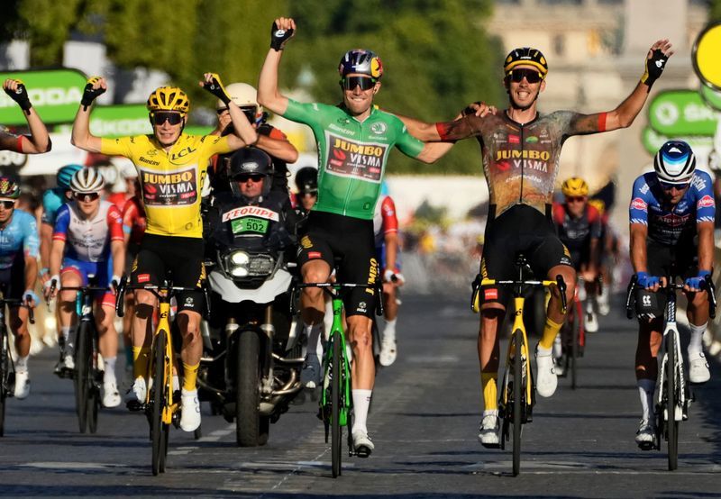 Jonas Vingegaard (li.) feierte mit seinen Teamkollegen den Tour-Triumph. Foto: Thibault Camus/AP/dpa