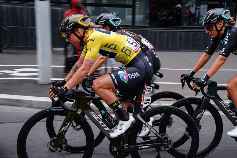 Lorena Wiebes trug auf der zweiten Etappe der Tour de France das Gelbe Trikot. Foto: ASO/Thomas Maheux