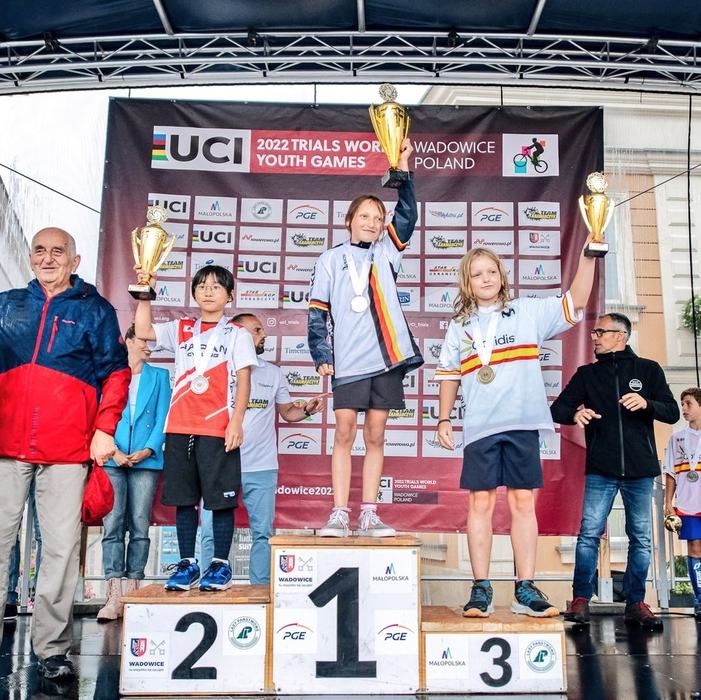 Anna-Lena Freudenreich (Mitte) siegte bei den Trials World Youth Games in der Klasse «Youth Girls». Foto: UCI Trials
