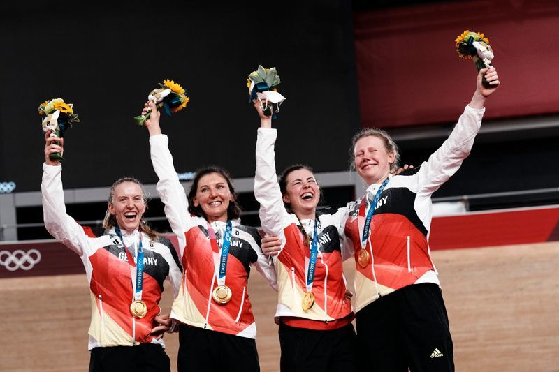 Lisa Brennauer (2. v. li.) feierte mit Franziska Brauße, Lisa Klein und Mieke Kröger Olympiagold in der Mannschaftsverfolgung. Foto: Thibault Camus/AP/dpa