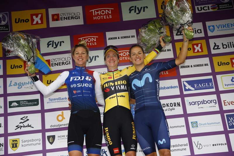 Marianne Vos (Mitte) gewann die zweite Etappe der Tour of Scandinavia vor Emilia Fahlin (li.) und Barbara Guarischi. Foto: Cor Vos/Jumbo-Visma