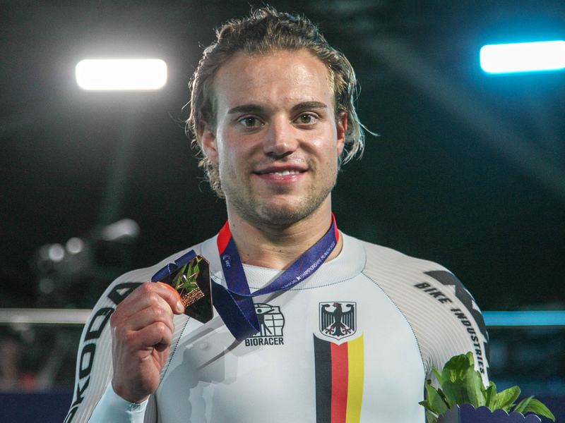 Maximilian Dörnbach präsentiert seine Bronzemedaille. Foto: Mareike Engelbrecht
