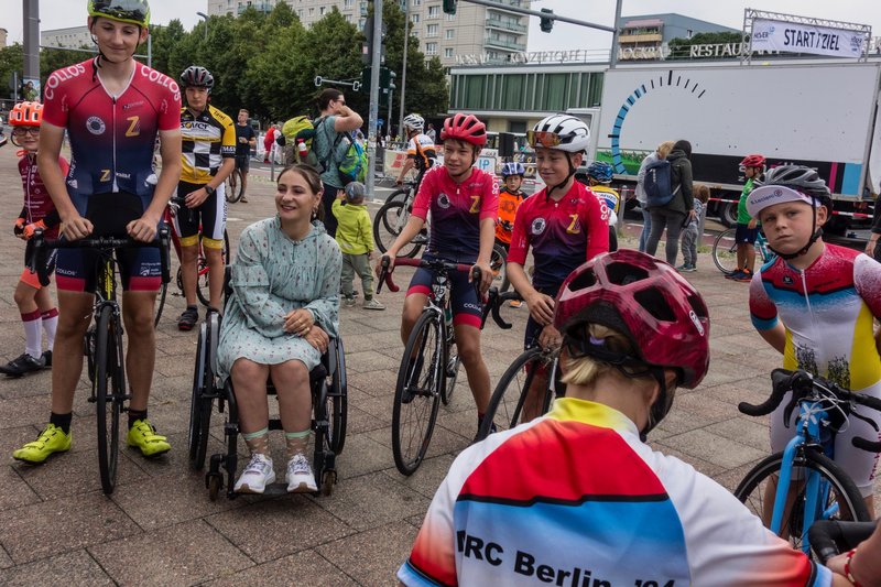 Kristina Vogel umringt vom Radsportnachwuchs bei der «Tour de Berlin - Internationales Youngsters Race». Foto: Thomas Hildebrandt
