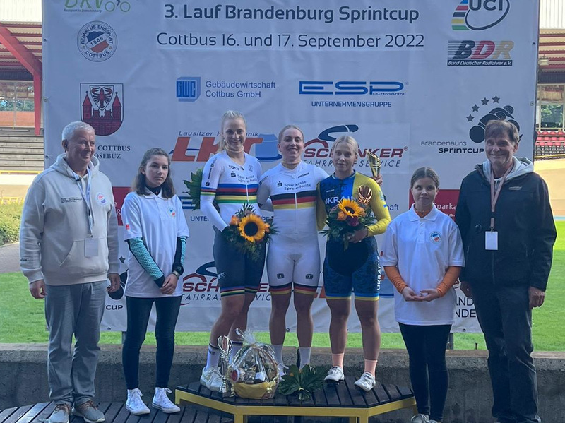 Emma Hinze (Mitte) gewann in Cottbus im Keirin vor Lea Sophie Friedrich (li.) und Alla Biletska. Foto: Carsten Bergemann