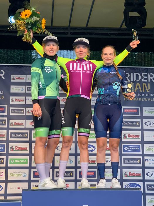 Katharina Fox (Mitte) gewann die Rad-Bundesliga der Frauen vor Helena Bieber (li.) und Lara Röhricht. Foto: Uli Hugger