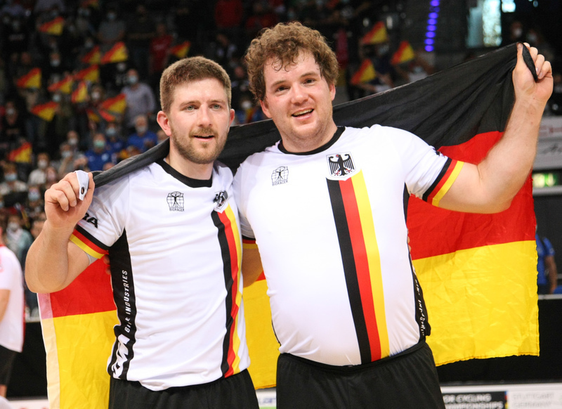 Bernd (li.) und Gerhard Mlady gewannen den Radball-Weltcup in Hardt. Foto: Archiv/Mareike Engelbrecht