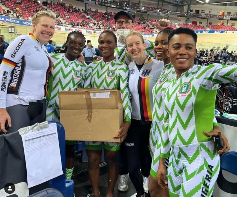 Der Frauen-Vierer aus Nigeria freute sich über das großzügige Geschenk von Mieke Kröger (li.) und Franziska Brauße. Foto: instagram.com/coxsonmeelubaritreasure