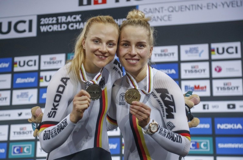 Lea Sophie Friedrich (li.) und Emma Hinze gewannen bei der Bahn-WM fünf Medaillen. Foto: BDR