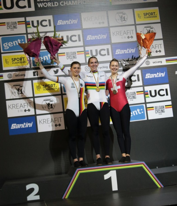 Jana Pfann (Mitte) gewann den WM-Titel im 1er Kunstfahren der Frauen vor Ramona Dandl (li.) und Alessa Hotz. Foto: BDR