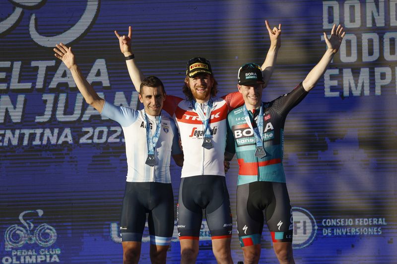 Quinn Simmons (Mitte) gewann die dritte Etappe der Vuelta a San Juan vor Maximiliano Richeze (li.) und Sam Bennett. Foto: Bora-hansgrohe/Sprintcycling